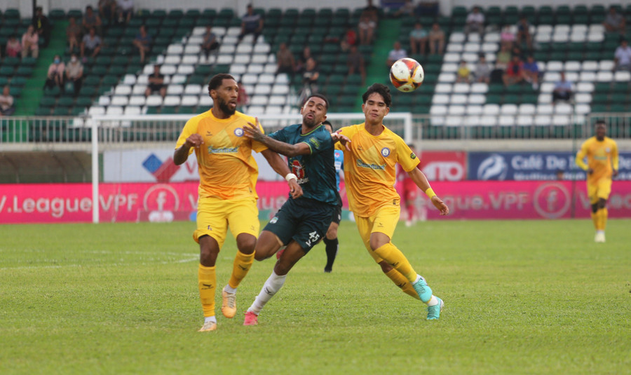 Ngoại binh Veras (giữa) chơi khá mờ nhạt và đã bị thay ra ở đầu hiệp 2. Ảnh: Văn Ngọc