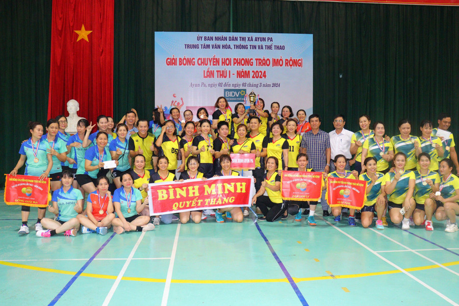 Ban tổ chức trao giải cho các đội bóng giành thứ hạng cao. Ảnh: Văn Ngọc Ban tổ chức trao giải cho các đội bóng giành thứ hạng cao. Ảnh: Văn Ngọc