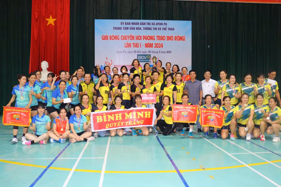 Ban tổ chức trao giải cho các đội bóng giành thứ hạng cao. Ảnh: Văn Ngọc