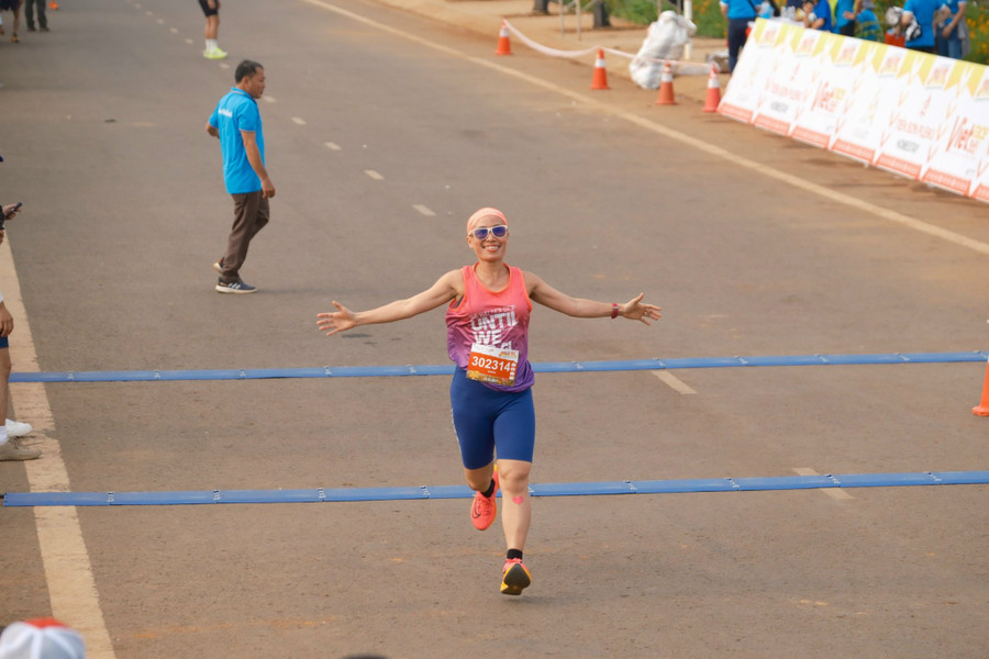 Nữ runner Huỳnh Thị Tuyết Hương đang điều trị căn bệnh ung thư cũng tham gia chạy ở giải lần này. Ảnh: Bi Ly Nữ runner Huỳnh Thị Tuyết Hương đang điều trị căn bệnh ung thư cũng tham gia chạy ở giải lần này. Ảnh: Bi Ly