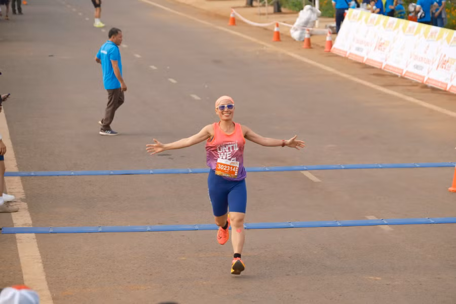 Nữ runner Huỳnh Thị Tuyết Hương đang điều trị căn bệnh ung thư cũng tham gia chạy ở giải lần này. Ảnh: Bi Ly