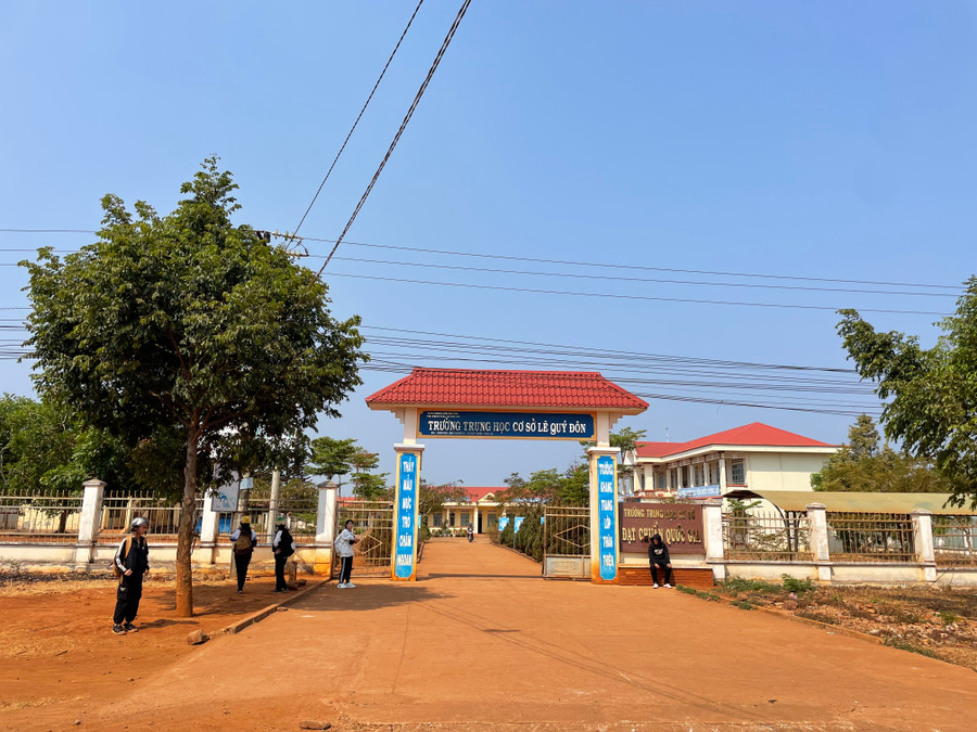 Các học sinh tham gia vụ hành hung đang học tại Trường THCS Lê Quý Đôn. Ảnh: Văn Ngọc Các học sinh tham gia vụ hành hung đang học tại Trường THCS Lê Quý Đôn. Ảnh: Văn Ngọc