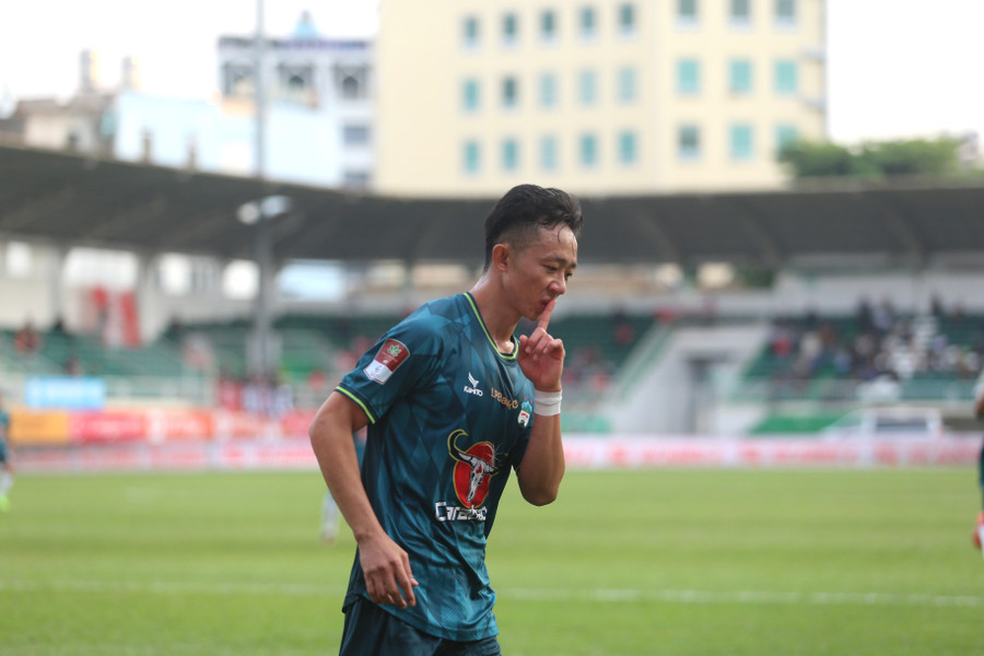 Ngọc Quang nhân đôi cách biệt cho LPBank HAGL. Ảnh: Văn Ngọc