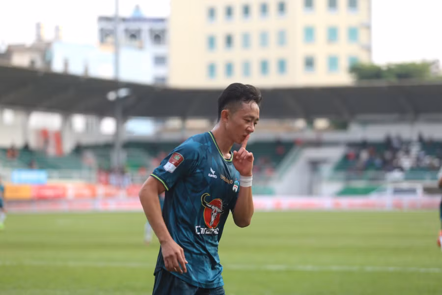 Ngọc Quang nhân đôi cách biệt cho LPBank HAGL. Ảnh: Văn Ngọc Ngọc Quang nhân đôi cách biệt cho LPBank HAGL. Ảnh: Văn Ngọc