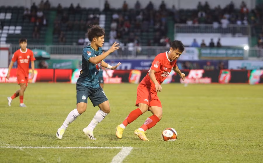 LPBank HAGL (trái) đang có thành tích đối đầu không tốt với TP. Hồ Chí Minh. Ảnh: Văn Ngọc