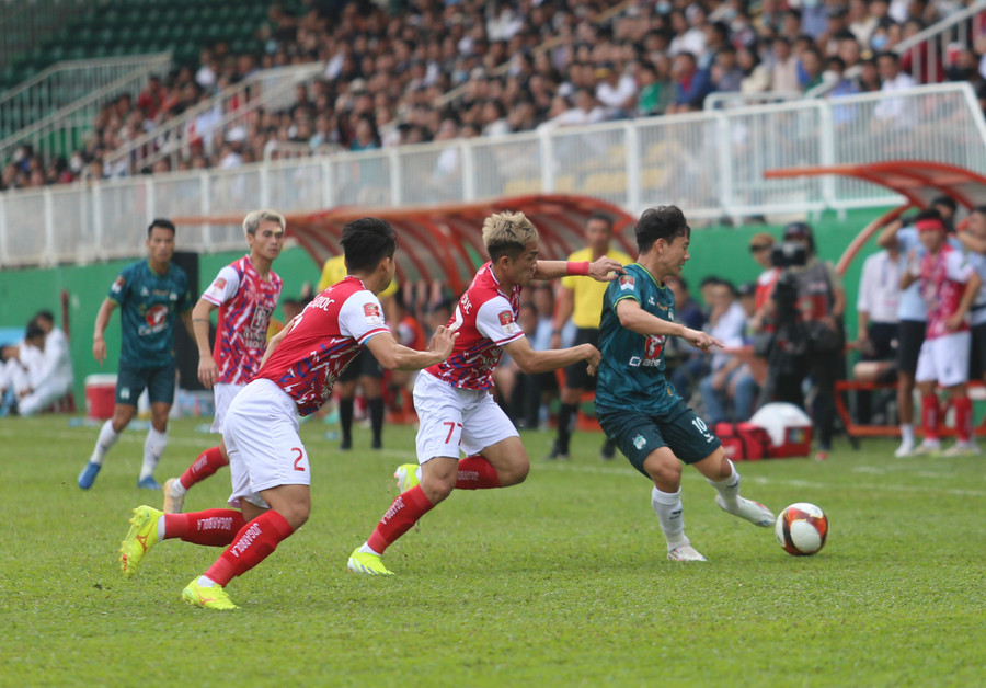 LPBank HAGL (bìa phải) đã chơi khoáng đạt với những tình huống tấn công tốc độ cao. Ảnh: Văn Ngọc