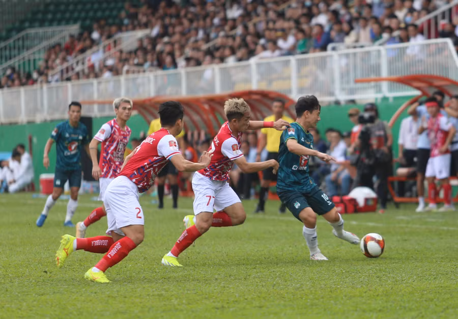 LPBank HAGL (bìa phải) đã chơi khoáng đạt với những tình huống tấn công tốc độ cao. Ảnh: Văn Ngọc