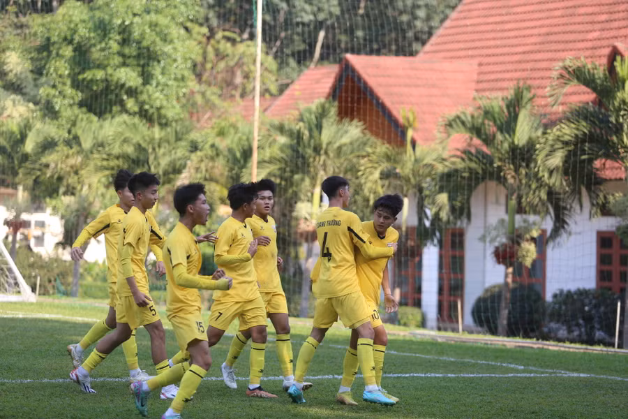 U17 Hồng Lĩnh Hà Tĩnh vươn lên dẫn trước ở cuối hiệp 1. Ảnh: Văn Ngọc