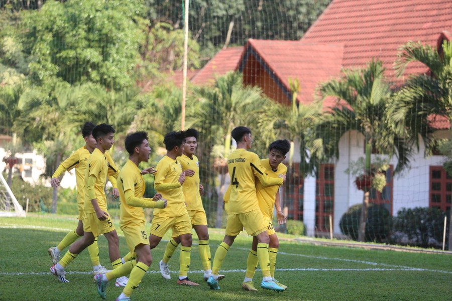 U17 Hồng Lĩnh Hà Tĩnh vươn lên dẫn trước ở cuối hiệp 1. Ảnh: Văn Ngọc U17 Hồng Lĩnh Hà Tĩnh vươn lên dẫn trước ở cuối hiệp 1. Ảnh: Văn Ngọc