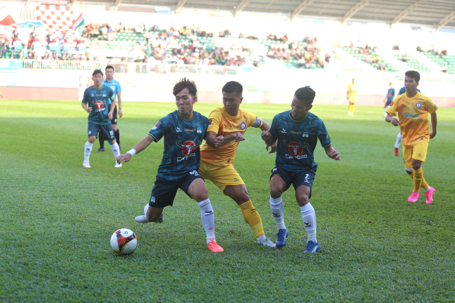 LPBank HAGL tấn công khá bế tắc trước lối đá chặt chẽ của Khánh Hòa. Ảnh: Văn Ngọc