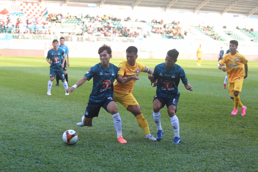 LPBank HAGL tấn công khá bế tắc trước lối đá chặt chẽ của Khánh Hòa. Ảnh: Văn Ngọc