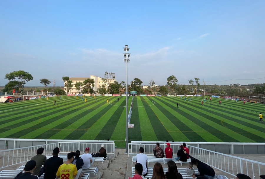 Giải đấu diễn ra trên 2 mặt sân 7 song song. Ảnh: Văn Ngọc