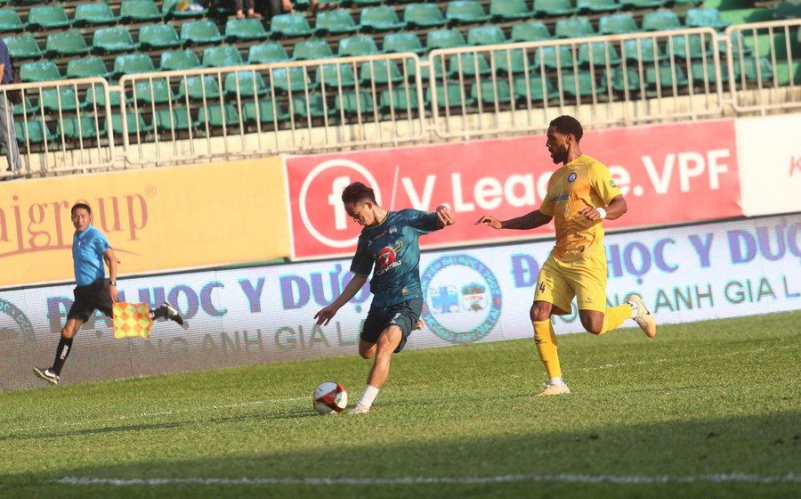 Ngọc Quang (trái) đã dứt điểm chuẩn xác mang về bàn mở tỷ số cho LPBank HAGL. Ảnh: Văn Ngọc