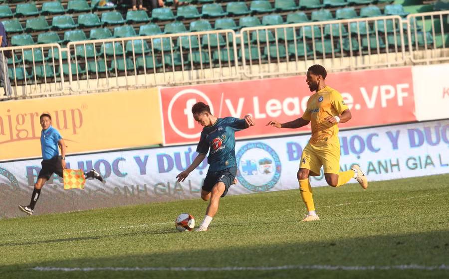 Ngọc Quang (trái) đã dứt điểm chuẩn xác mang về bàn mở tỷ số cho LPBank HAGL. Ảnh: Văn Ngọc