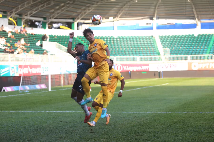 Khánh Hòa (phải) đã có một thế trận tương đối tốt trên sân Pleiku. Ảnh: Văn Ngọc