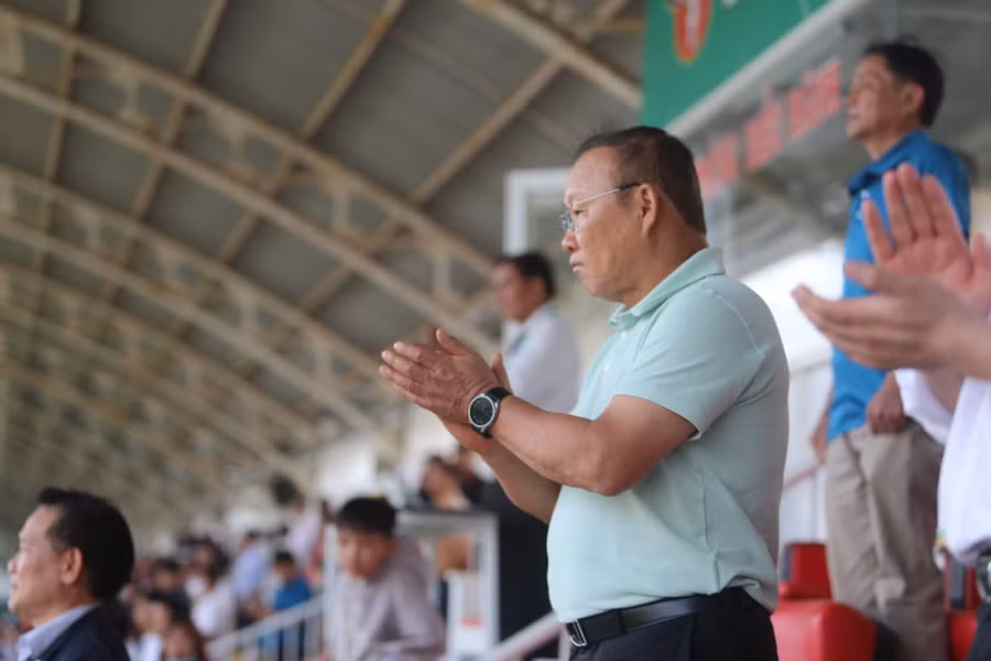 Cựu huấn luyện viên trưởng đội tuyển Việt Nam Park Hang-seo dự khán trên sân Pleiku. Ảnh: Văn Ngọc Cựu huấn luyện viên trưởng đội tuyển Việt Nam Park Hang-seo dự khán trên sân Pleiku. Ảnh: Văn Ngọc