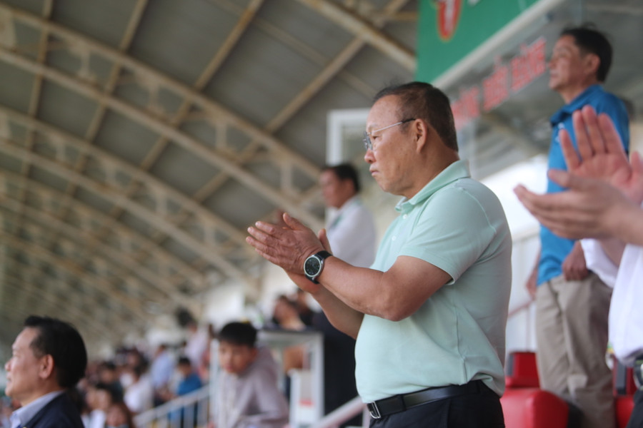 Cựu huấn luyện viên trưởng đội tuyển Việt Nam Park Hang-seo dự khán trên sân Pleiku. Ảnh: Văn Ngọc