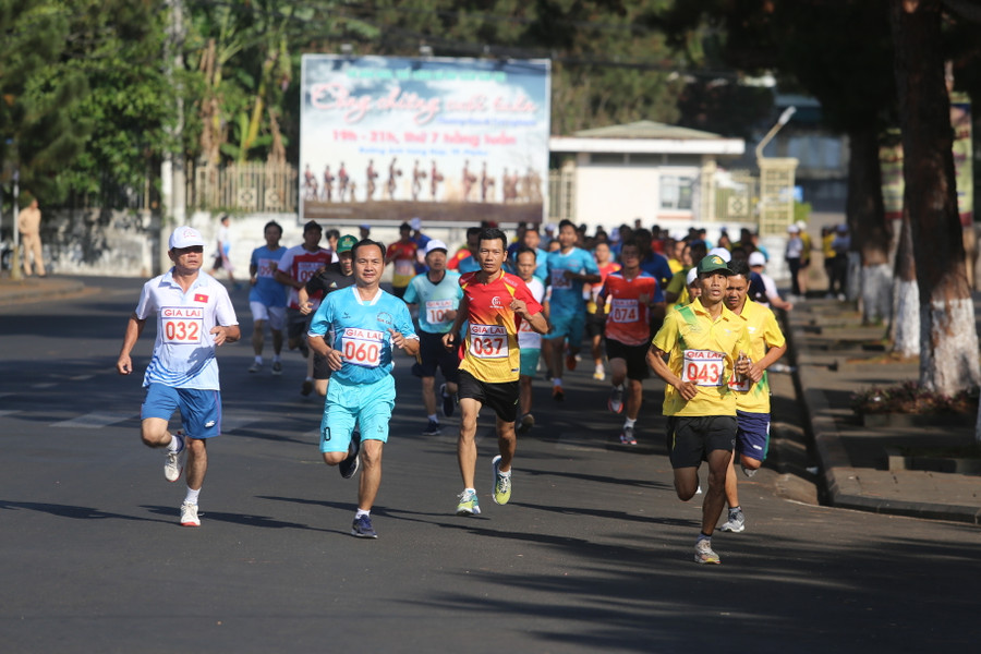 Các vận động viên tranh tài ở môn việt dã tại Hội thao. Ảnh: Văn Ngọc Các vận động viên tranh tài ở môn việt dã tại Hội thao. Ảnh: Văn Ngọc
