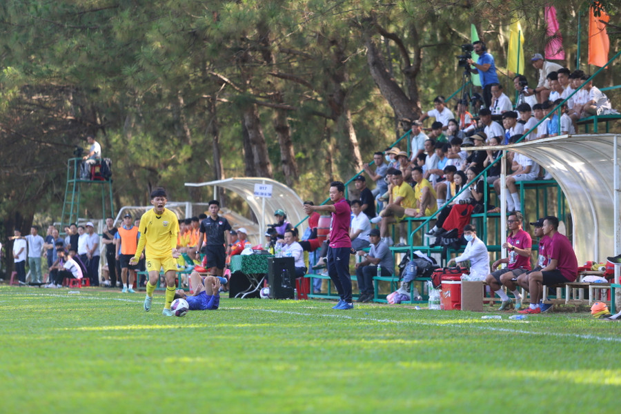 Trận đấu đã diễn ra căng thẳng với nhiều pha va chạm của đôi bên. Ảnh: Văn Ngọc Trận đấu đã diễn ra căng thẳng với nhiều pha va chạm của đôi bên. Ảnh: Văn Ngọc