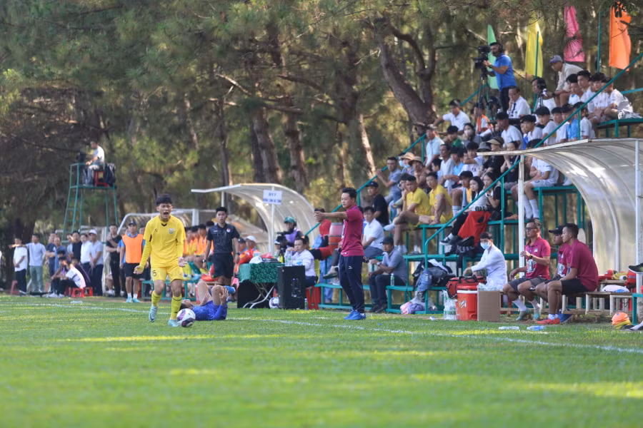 Trận đấu đã diễn ra căng thẳng với nhiều pha va chạm của đôi bên. Ảnh: Văn Ngọc