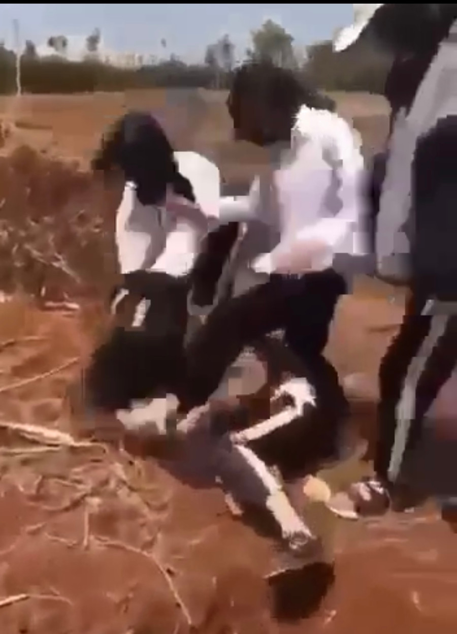 Em H. bị đánh đập dã man. Ảnh cắt từ clip