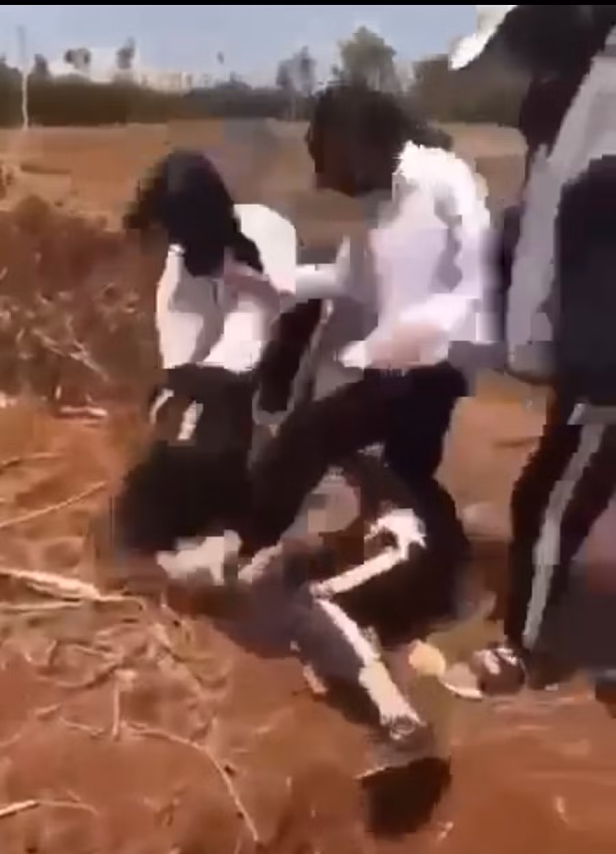 Em H. bị đánh đập dã man. Ảnh cắt từ clip