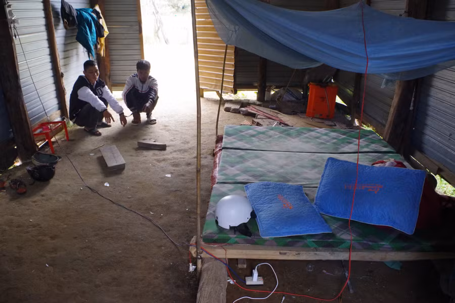 Các đối tượng bị bắt quả tang khi đang tổ chức sử dụng trái phép chất ma túy tại xã Ia Yeng. Ảnh: Thiên Văn