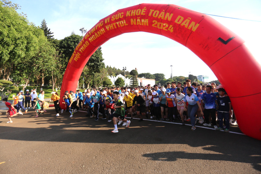 Gần 2.000 người tham gia hưởng ứng Ngày chạy Olympic. Ảnh: Văn Ngọc Gần 2.000 người tham gia hưởng ứng Ngày chạy Olympic. Ảnh: Văn Ngọc