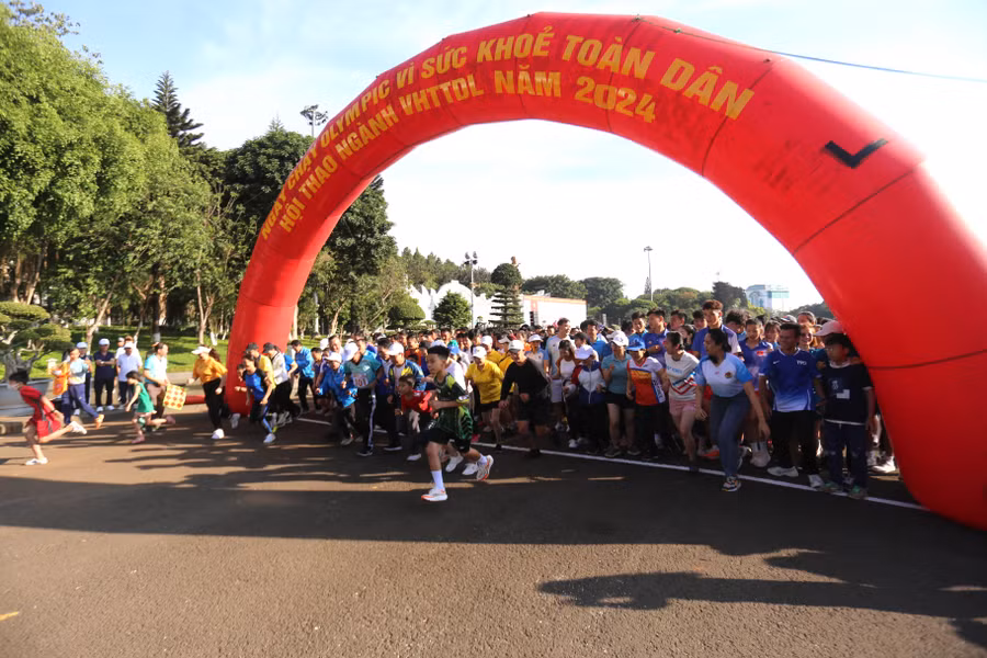 Gần 2.000 người tham gia hưởng ứng Ngày chạy Olympic. Ảnh: Văn Ngọc