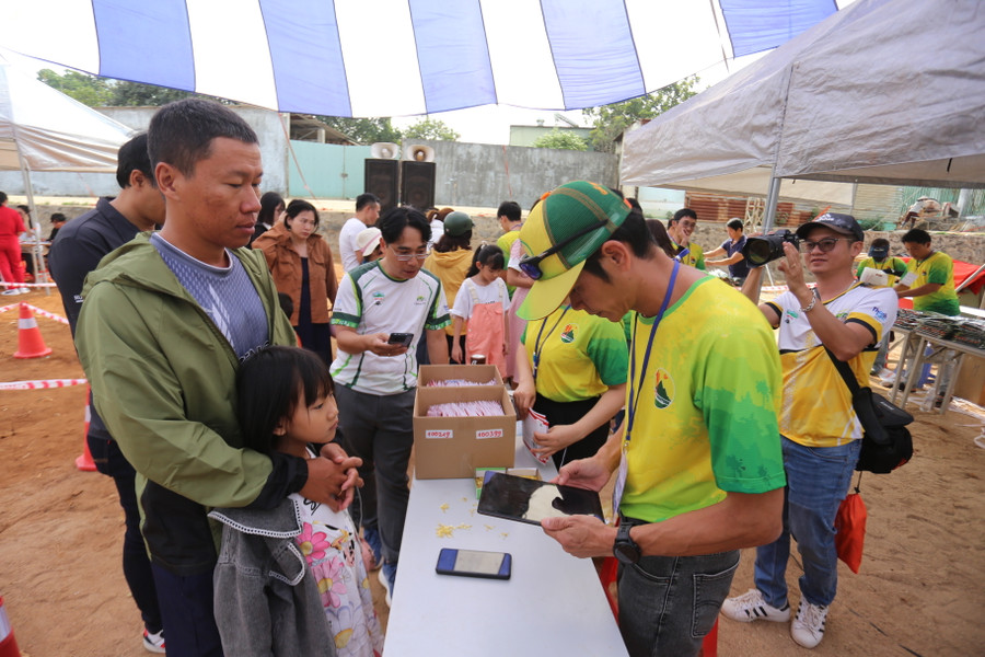 Khu vực phát bib được bố trí khoa học tạo thuận lợi cho các VĐV. Ảnh: Văn Ngọc