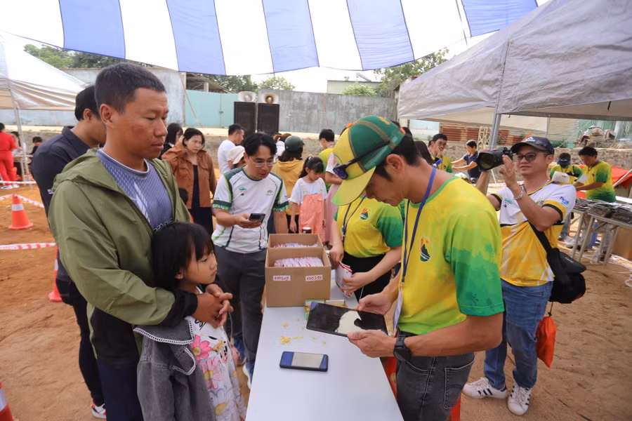 Khu vực phát bib được bố trí khoa học tạo thuận lợi cho các VĐV. Ảnh: Văn Ngọc