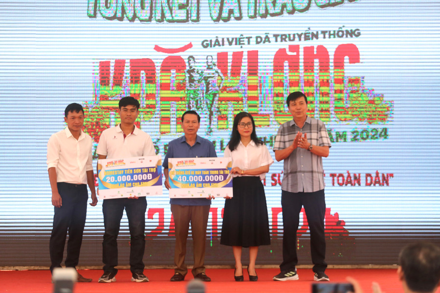 60 triệu đồng của các nhà tài trợ đã được ủng hộ vào quỹ "Áo ấm cho em". Ảnh: Văn Ngọc 60 triệu đồng của các nhà tài trợ đã được ủng hộ vào quỹ "Áo ấm cho em". Ảnh: Văn Ngọc