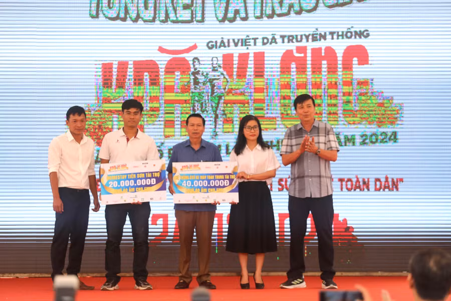 60 triệu đồng của các nhà tài trợ đã được ủng hộ vào quỹ "Áo ấm cho em". Ảnh: Văn Ngọc