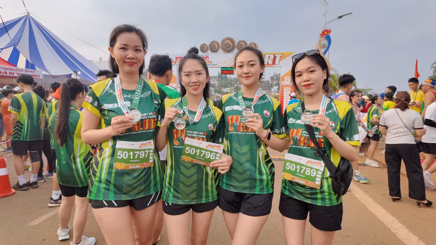Những nữ runner xinh đẹp trong bộ áo của giải chạy. Ảnh: Ngọc Duy
