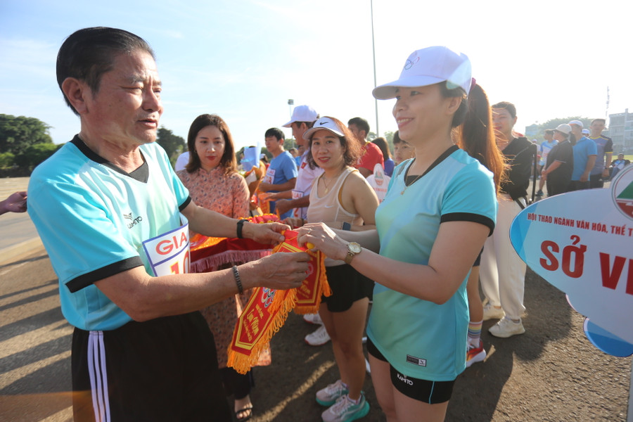 Ban tổ chức trao cờ lưu niệm cho các đoàn tham gia hưởng ứng Ngày chạy Olympic. Ảnh: Văn Ngọc Ban tổ chức trao cờ lưu niệm cho các đoàn tham gia hưởng ứng Ngày chạy Olympic. Ảnh: Văn Ngọc
