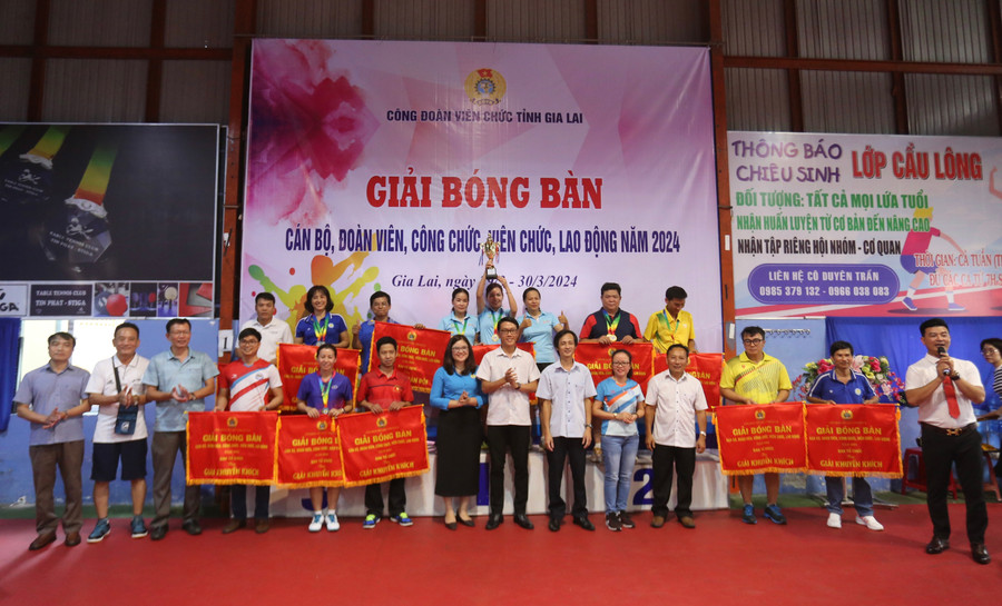 Ban tổ chức trao giải toàn đoàn cho các đội đạt thứ hạng cao nhất. Ảnh: Văn Ngọc Ban tổ chức trao giải toàn đoàn cho các đội đạt thứ hạng cao nhất. Ảnh: Văn Ngọc