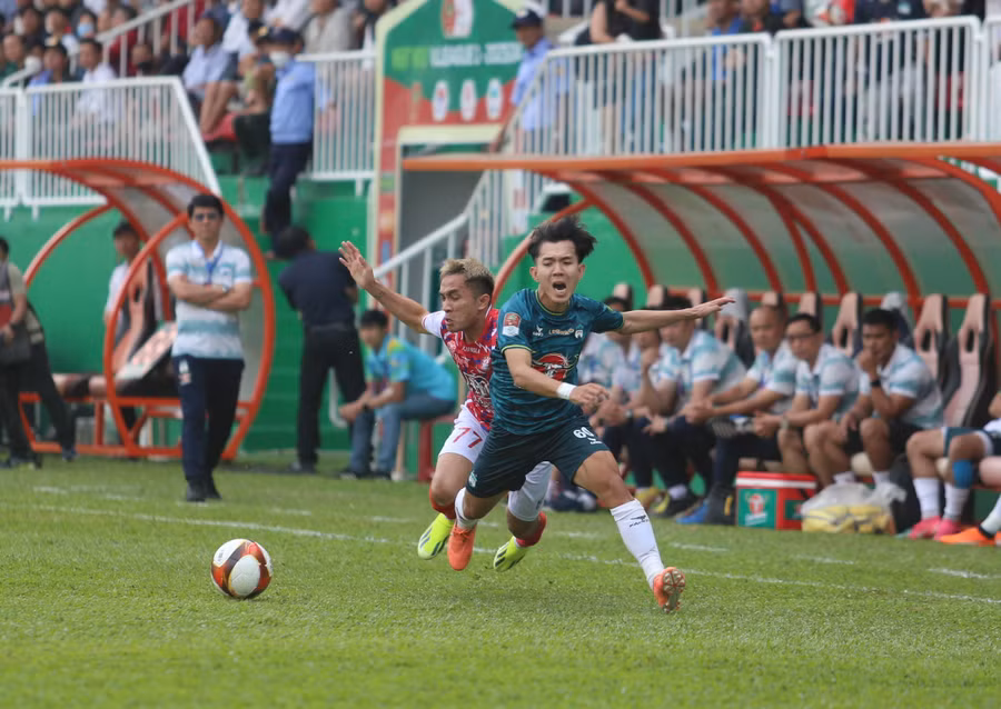 2 đội đã chơi với tốc độ cao và nhiều tình huống quyết liệt. Ảnh: Văn Ngọc 2 đội đã chơi với tốc độ cao và nhiều tình huống quyết liệt. Ảnh: Văn Ngọc