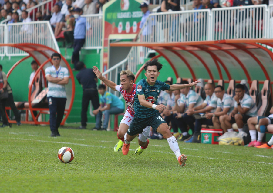 2 đội đã chơi với tốc độ cao và nhiều tình huống quyết liệt. Ảnh: Văn Ngọc