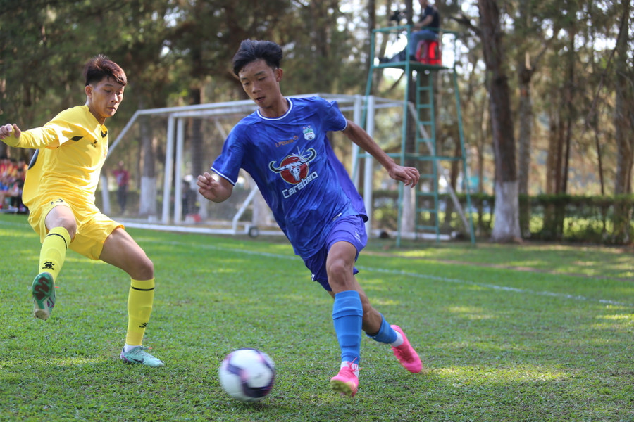 U17 LPBank HAGL (phải) đã có lợi thế với bàn mở tỷ số trong hiệp 1. Ảnh: Văn Ngọc U17 LPBank HAGL (phải) đã có lợi thế với bàn mở tỷ số trong hiệp 1. Ảnh: Văn Ngọc