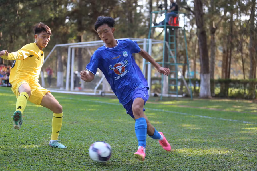 U17 LPBank HAGL (phải) đã có lợi thế với bàn mở tỷ số trong hiệp 1. Ảnh: Văn Ngọc