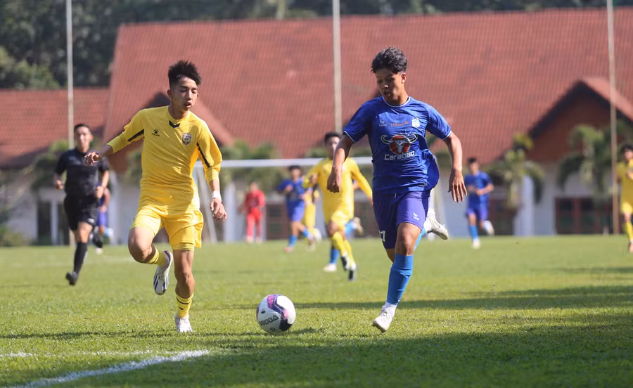 U17 LPBank HAGL (phải) đã giữ lại 1 điểm ở trận ra quân. Ảnh: Văn Ngọc