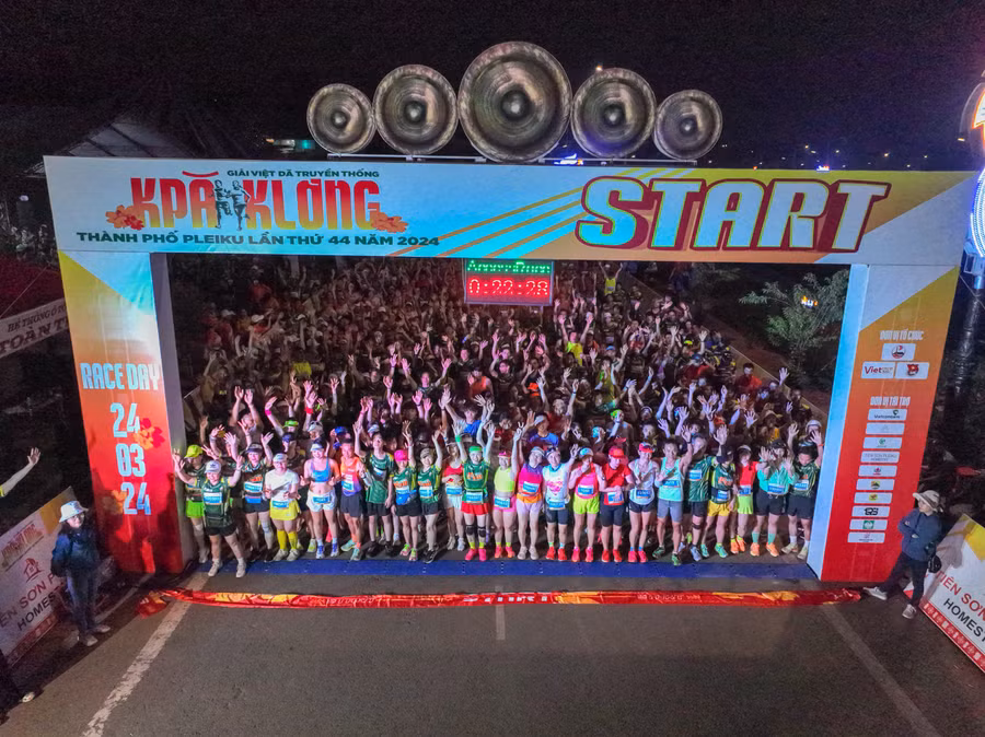 Cổng xuất phát ken đặc người với số lượng VĐV đăng ký khổng lồ. Ảnh: Bi Ly