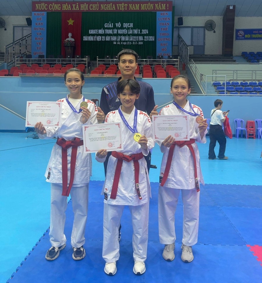 3 nữ VĐV trẻ của Gia Lai ở lứa tuổi 12-14 đã giành huy chương vàng. Ảnh: Công Tuấn 3 nữ VĐV trẻ của Gia Lai ở lứa tuổi 12-14 đã giành huy chương vàng. Ảnh: Công Tuấn