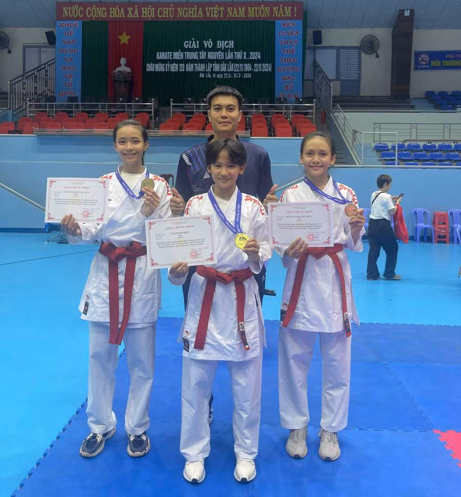 3 nữ VĐV trẻ của Gia Lai ở lứa tuổi 12-14 đã giành huy chương vàng. Ảnh: Công Tuấn