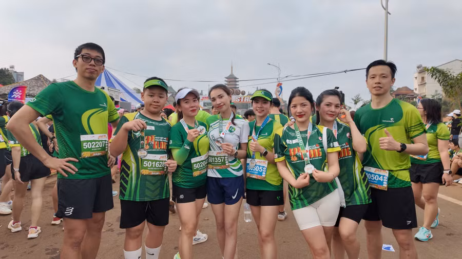 Các runner rạng rỡ sau khi chinh phục đường chạy. Ảnh: Ngọc Duy