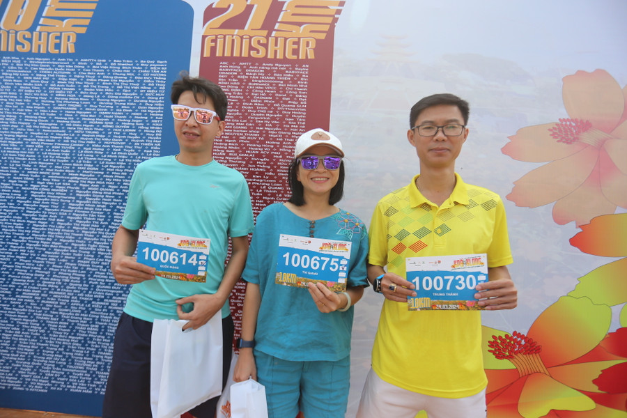 Runner hào hứng check in cùng số đeo của mình. Ảnh: Văn Ngọc