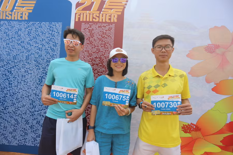 Runner hào hứng check in cùng số đeo của mình. Ảnh: Văn Ngọc