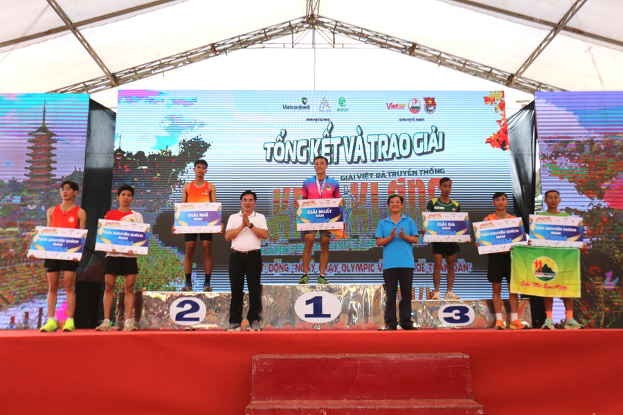 Các VĐV giành thứ hạng cao nhất ở cự ly 21 km nam. Ảnh: Văn Ngọc Các VĐV giành thứ hạng cao nhất ở cự ly 21 km nam. Ảnh: Văn Ngọc