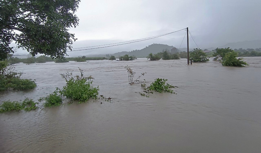 Nước lớn đổ về làm làm ngập 2 ngầm tràn qua thôn Plei Du (xã Chư Răng) và Mơ Năng 2 (xã Kim Tân), huyện Ia Pa, khiến 2 thôn bị chia cắt tạm thời. Ảnh: Lê Nam Nước lớn đổ về làm làm ngập 2 ngầm tràn qua thôn Plei Du (xã Chư Răng) và Mơ Năng 2 (xã Kim Tân), huyện Ia Pa, khiến 2 thôn bị chia cắt tạm thời. Ảnh: Lê Nam