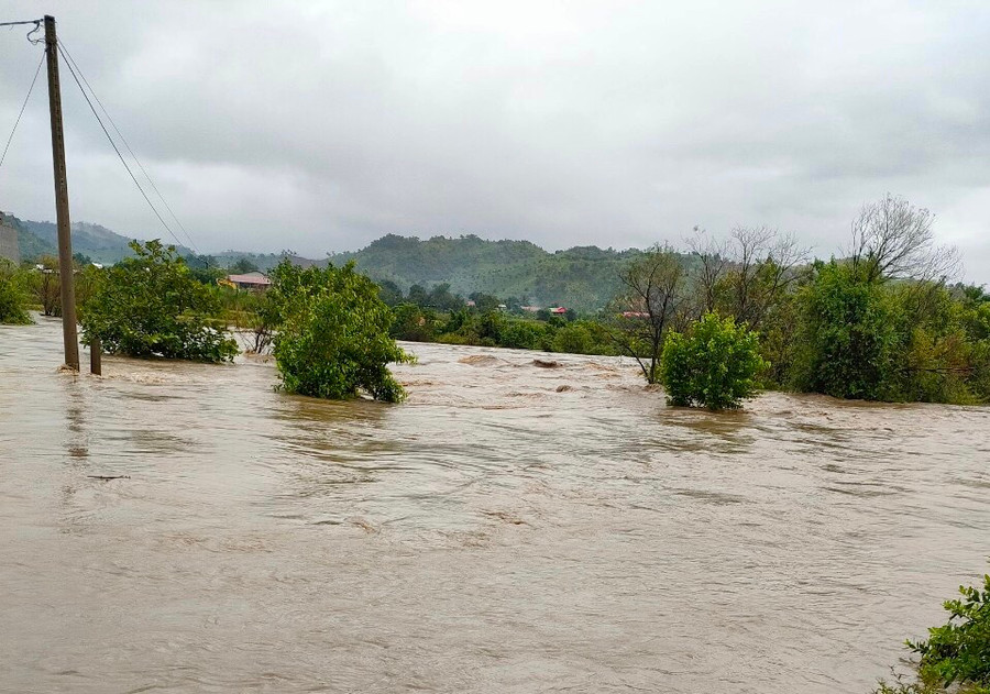 Nước lớn đổ về làm làm ngập tràn qua thôn Mơ Năng 2 (xã Kim Tân). Ảnh: Lê Nam Nước lớn đổ về làm làm ngập tràn qua thôn Mơ Năng 2 (xã Kim Tân). Ảnh: Lê Nam